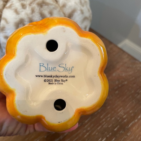 BLUE SKY CLAYWORKS HALLOWEEN 2023 BLACK CAT PERCHED ON PUMPKIN - Picture 7 of 7